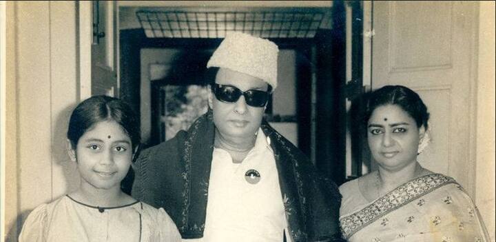 एमजीआर के नाम से मशहूर एम जी रामचंद्रन तमिलनाडु के पहले सुपरस्टार थे जिन्होंने राजनीति में कदम रखा और अन्नाद्रुमक(एआइएडीएमके) नाम से राजनीतिक पार्टी बनाई थी. एमजीआर 1977 से लेकर 1987 तक राजनीति से जुड़े रहे. इस दौरान उन्होंने अपनी तमिल आईकन वाली छवि को खूब इस्तेमाल किया और राजनीति की दुनिया में एक नया मुकाम हासिल किया.