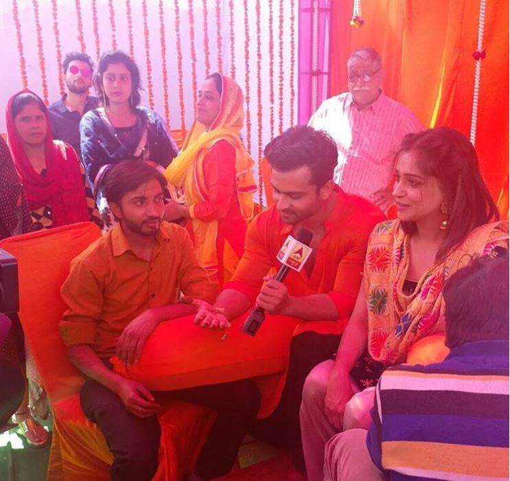 जानकारी के मुताबिक भोपाल में ये दोनों हिंदू और मुस्लिम दोनों रीति-रिवाज से शादी कर रेह हैं. इनकी मेहंदी सेरेमनी की कुछ तस्वीरें भी सामने आई हैं. (Photo: ABP NEWS)