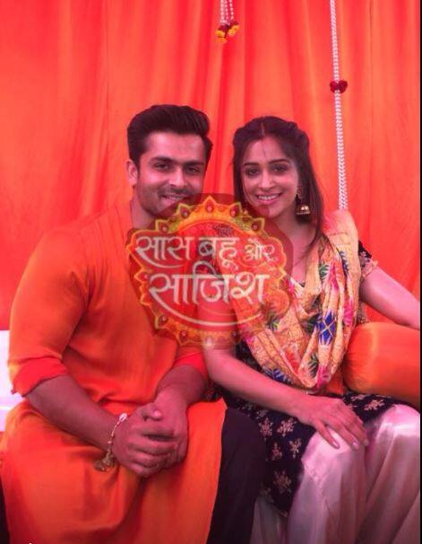 मेहंदी के मौके पर दीपिका ब्लू और पिंक कलर के सूट सलवार में नज़र आईं.