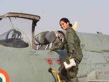 अकेले फाइटर प्लेन उड़ाने वाली देश की पहली महिला फाइटर पायलट बनीं अवनी चतुर्वेदी