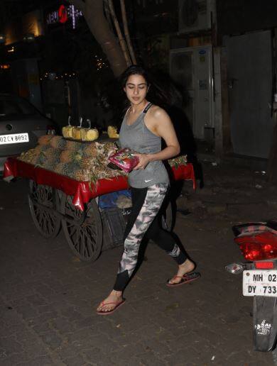 साथ ही खुले बाल सारा के इस लुक को और ज्यादा परफेक्ट लुक दे रहे थे. (तस्वीर: मानव मंगलानी)