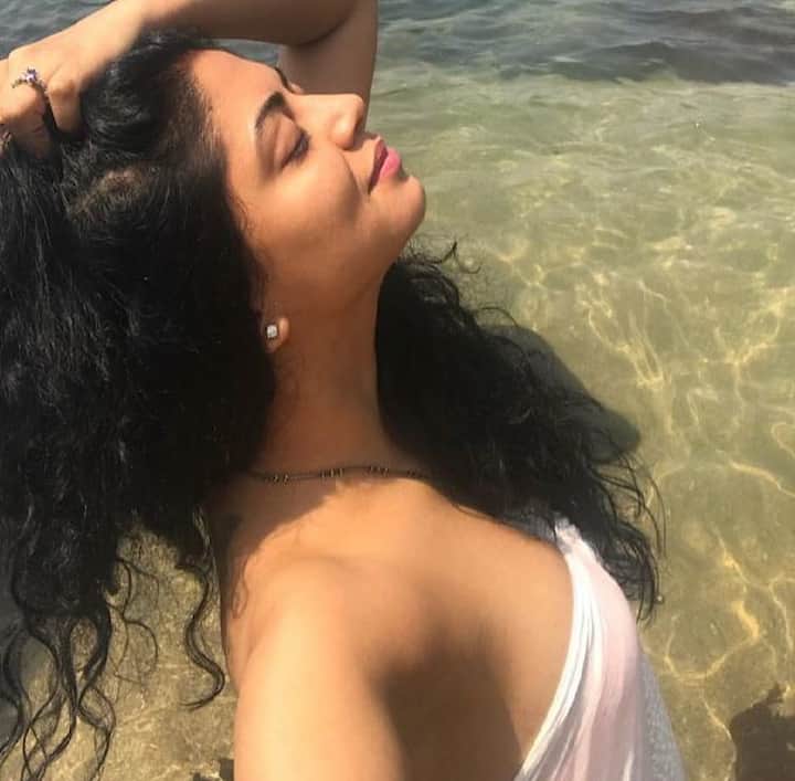 अभिनेत्री इन तस्वीरों में सफेद ट्रांसपेरेंट ड्रेस में नजर आ रही हैं. कविता इन तस्वीरों में बिकनी में भी नजर आ रही हैं.