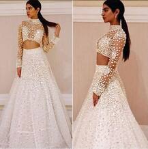 बी टाउन में पॉपुलर हुईं व्हाइट ड्रेसेज, ‘वीरे दी वेडिंग’ में सब नजर आए व्हाइट लहंगे में 