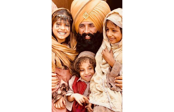 Akshay Kumar is shooting for Kesari with kids. Posts Pic From Set बच्चों के साथ केसरी की शूटिंग कर रहे हैं अक्षय कुमार, सेट से पोस्ट की है प्यारी तस्वीर, देखें