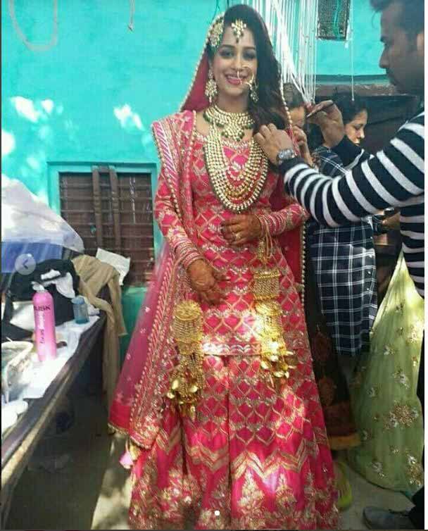 अपनी ज़िंदगी के इस खास मौके पर दीपिका ने पिंक सरारा पहना जिस पर गोल्ड और सिल्वर इंब्रॉयडरी है. (Photo: Instagram)