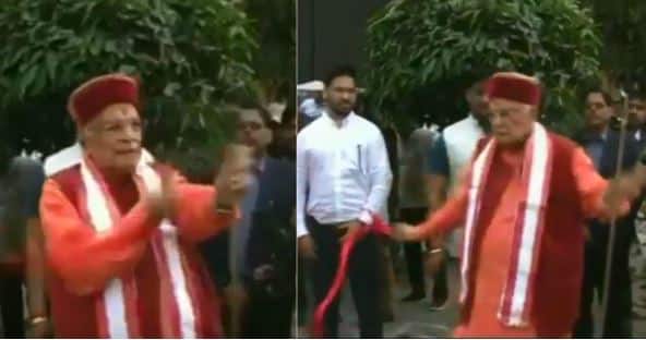 BJP leader Murli Manohar Joshi loses his cool उद्घाटन करने पहुंचे मुरली मनोहर जोशी को नहीं मिली कैंची, गुस्से में तोड़ दिया फीता