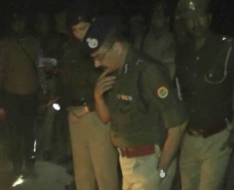 यूपी में बेखौफ बदमाशों का आतंक, सब्जी लेने निकली लड़की को पेट्रोल से जलाया यूपी में बेखौफ बदमाशों का आतंक, सब्जी लेने निकली लड़की को पेट्रोल से जलाया