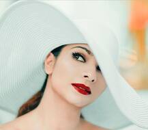 IN PICS: नए फोटोशूट में बाथरूम टॉवेल में नजर आईं काजोल की बहन तनीषा