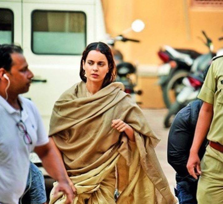  इस तस्वीर में भी कंगना बेहद सादे अंदाज में नजर आ रही हैं. इस तस्वीर में कंगना खादी की साड़ी पहने नजर आ रही हैं. 