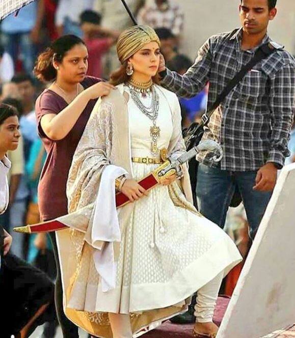 फिल्म के सेट्स से कई बार शूटिंग की तस्वीरें सामने आती रहती हैं. अब एक बार फिर फिल्म के सेट से कुछ नई तस्वीरें सामने आईं हैं. 