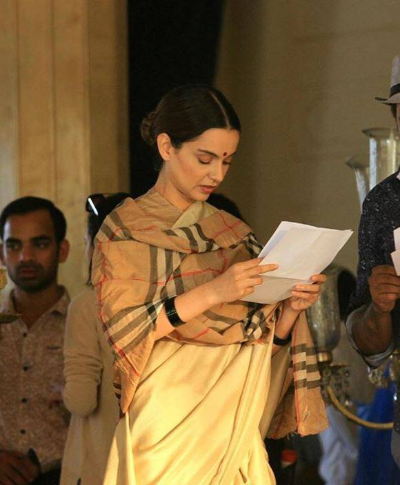 इस तस्वीर में कंगना फिल्म के डायलॉग याद करती हुई नजर आ रही हैं.