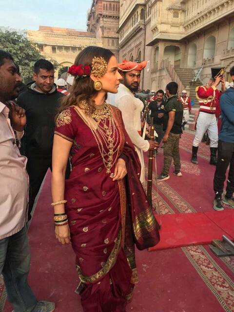 Photos: मणिकर्णिका के सेट से लीक हुई तस्वीरें, मराठी साड़ी में कहर ढाती नजर आईं कंगना Photos: मणिकर्णिका के सेट से लीक हुई तस्वीरें, मराठी साड़ी में कहर ढाती नजर आईं कंगना