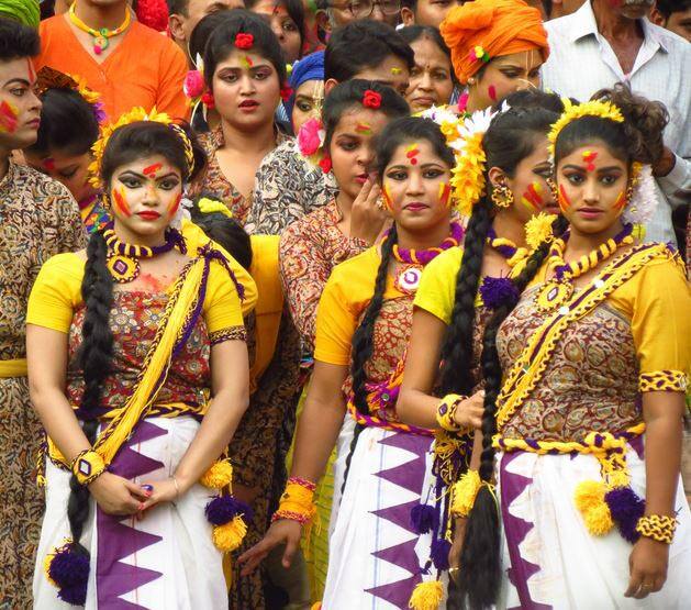 बंगाल की होली- बंगाल और उड़ीसा में होली को डोल पूर्णिमा के रूप में जाना जाता है. इसे सबसे अलग तरीके से सूखे रंगों से मनाया जाता है. होली के दिन यहां राधा और कृष्ण की मूर्ती को पूरे शहर में घुमाया जाता है और सभी लोग नाचते गाते हैं. 