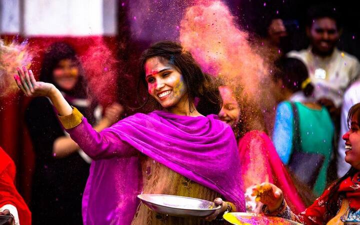 रंग पंचमी महाराष्ट्र- महाराष्ट्र में होली एक अलग ही तरीके से मनाई जाती है. महाराष्ट्र में होली के बाद पंचमी के दिन रंग खेलने की परंपरा है. यह रंग सामान्य रूप से सूखा गुलाल होता है. इसीलिए इसे रंग पंचमी के रूप में जाना जाता है. यहां होली पर दही हांडी खेल इसे सबसे अलग और अनोखा बना देता है. 