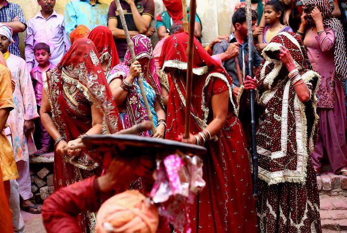 हरियाणवी होली- हरियाणा भी अपनी तरह की होली के लिए मश्हूर है जिसे भाभी-देवर होली कहा जाता है. इसे लट्ठमार होली की तरह ही खेला जाता है जिसमें देवर और भाभी एक-दूसरे को रंग लगाते हैं और लाठियों से पिटाई करते हैं. भारत में होली के सभी प्रकार के बीच भाभी-देवर होली बहुत लोकप्रिय है.