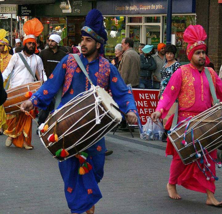 पंजाब की होली- पंजाब में भी लोग होली अपने ही अंदाज में बड़े उत्साह और जोश के साथ मनाते हैं. पंजाब की होली को होला मोहल्ला के नाम से जाना जाता है. इसमें खास बात ये है कि यहां लोग होली से एक दिन पहले ही होली मनाना शुरू कर देते हैं और इसे 6 दिन तक मनाया जाता है जिसमें सारे सिख अलग-अलग तरह के करतब दिखाते हैं और गाने गाते हैं. 