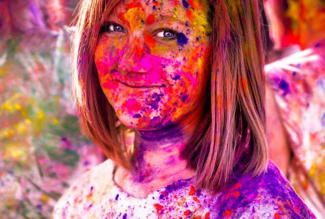 उदयपुर, राजस्थान की होली- उदयपुर की होली को रॉयल होली कहा जाता है क्यूंकी यह उत्सव उदयपुर के मेवाड़ शाही परिवार द्वारा एक ऊंचे स्तर पर मनाया जाता है इसमे एक फैंसी जुलूस होता है जिसमें सजे हुए घोड़े और शाही बैंड शामिल होते हैं.