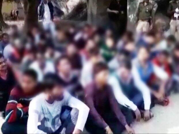 aligarh cheating racket busted by police अलीगढ़ में खुलेआम चल रहा था नकल का खेल, अब पकड़े गए 62 छात्र-छात्राएं