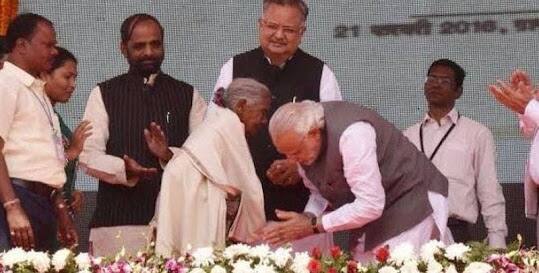 कुंवरबाई ने अपने घर में शौचालय बनवाने के लिए अपनी 30 बकरियां बेच दी थीं. इसके लिए उन्होंने चारों ओर काफी तारीफ भी बटोरी थी. साल 2016 में  छत्तीसगढ़ के राजनांदगांव जिले में पीएम मोदी श्यामा प्रसाद मुखर्जी शहरी मिशन के शुभारंभ में आए थे. जहां प्रधानमंत्री नरेंद्र मोदी ने कुंवरबाई को सम्मानित किया और साथ ही उनके पैर भी छुए थे. इसके बाद उन्‍हें स्‍वच्‍छ भारत अभियान का शुभंकर चुना गया था.