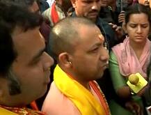 यूपी: दलितों के गांवों में गुजर रही हैं सीएम योगी की रातें