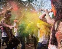 होली पर इस बार अपडेट कर लें अपनी प्लेलिस्ट, होली का रोमांच दोगुना कर देंगे ये गीत