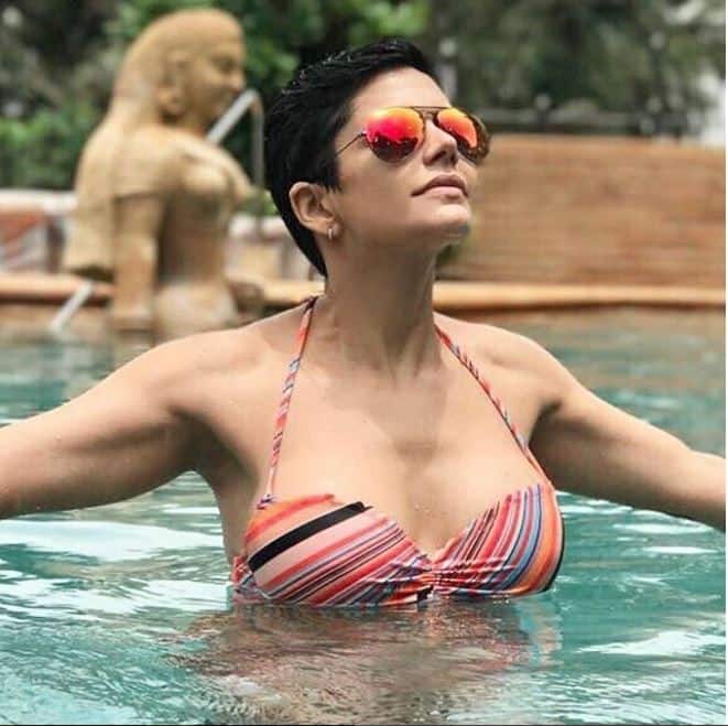 स्वीमिंग पूल को अपनी दुनिया मानने वाली और उसके आस पास अपनी तस्वीरें क्लिक करवाने बॉलीवुड सेलिब्रिटी मंदिरा बेदी एक बार फिर चर्चा में हैं. (फोटो: इंस्टाग्राम/मंदिरा बेदी)