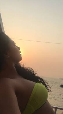 सब टीवी की एक्ट्रेस कविता कौशिक ने लगाई अपनी तस्वीरों से इंटरनेट पर आग, पति के साथ हैं गोवा ट्रिप पर