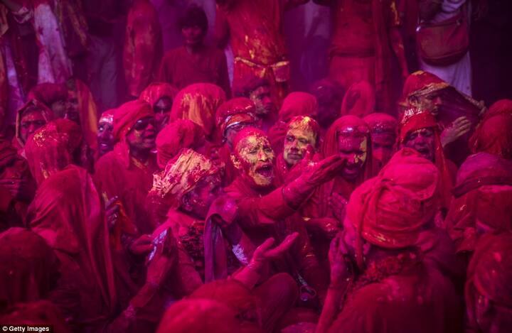 अंजान जगह पर हैं या अकेले हो तो भांग को ना लें- भांग का नशा करने के बाद कुछ लोगों को बहुत नींद आती है तो कुछ लोग जो काम कर रहे होते हैं वो करते रह जाते हैं. यानि भांग पीने वाला व्यक्ति बेसुध सा हो जाता है. ऐसे में अगर आप किसी ऐसी जगह गए हैं जहां किसी को पहचानते नहीं हैं तो आप भांग बिल्कुल ना लें. आप अकेले हैं तो भी भांग का नशा करने से बचें.