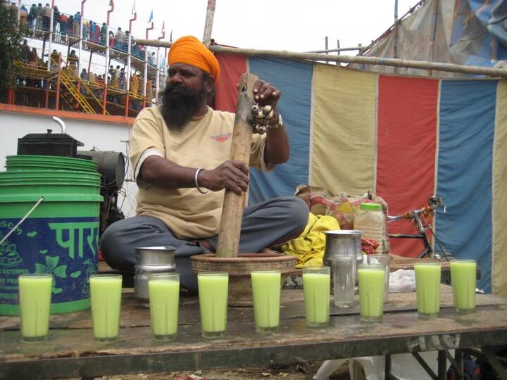 इन बीमारियों के होने पर ना लें भांग- अगर आप को अस्थमा, हार्ट, हाई बीपी या ब्रेन की कोई समस्या है या बीमारी है तो भांग ना पीएं. ये भी ध्यान रखें कि ज्यादा भांग पीने से डायजेशन प्रॉब्लम हो सकती है.