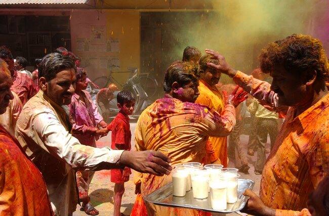 भांग पीने के बाद किसी तरह के पेनकिलर्स ना लें- अगर आपको भांग पीने के दौरान किसी भी तरह का दर्द हो तो पेनकिलर्स ना लें. इससे एसिडिटी बढ़ जाती है जिससे आपको उल्टी आने जैसा महसूस होने लगता है. भांग पीने के बाद ठंडे पानी में ही नहाएं. ठंडे पानी से नहाने से भांग का असर कम होता है.