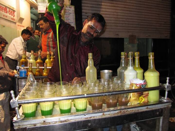 भांग के प्रोड्क्टस खरीदने से बचें- भांग के प्रोडक्टट किसी भी दुकान से खरीदने से बचें. दरअसल, भांग के असर को बढ़ाने के लिए कई दुकानदार उसमें रंग और कई तरह के कैमिकल्स को भी मिलाने से परहेज नहीं करते.