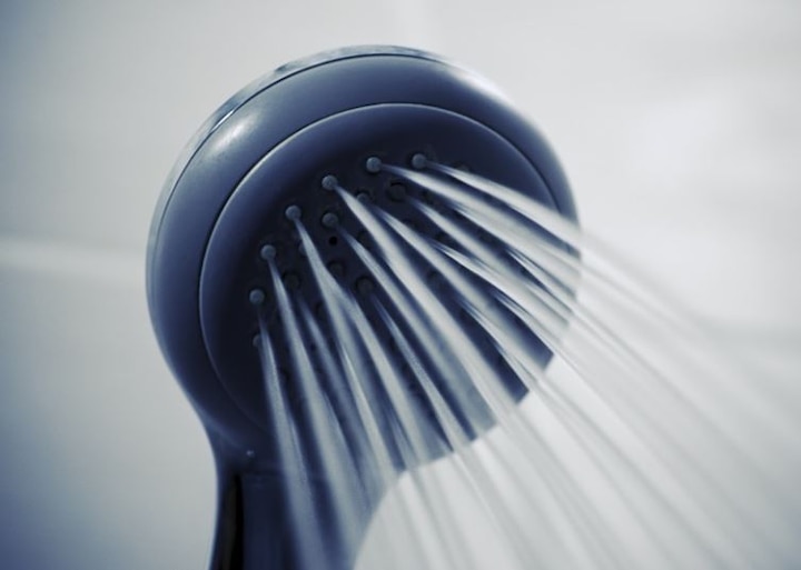 Health Tips bathing with hot water in winter may cause health issue Health Tips: सर्दियों में है गर्म पानी से नहाने की आदत तो हो जाएं सावधान, जानिए वजह