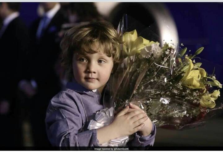 बच्चों की क्यूट तस्वीरें तो किसी का दिल लुभा लेती हैं, चाहें वो करीना के बेटा तैमूर की बता हो या फिर शाहरूख का बेटे अबराम की...ये बच्चें इंटरनेट पर हमेंशा अपने क्यूट अंदाज की वजह से छाए रहते हैं. लेकिन इन दिनों सोशल मीडिया पर कोई और बच्चा छाया हुआ है. और ये कोई और नहीं बल्कि कनाडा के प्रधानमंत्री जस्टिन ट्रूडो के बेटे हैड्री हैं. हैड्री कैमरे के सामने कभी नीचे लोटपोट हो जाते हैं तो अपनी टोपी उछाल देते हैं. देखिए यहां हैड्री की कुछ तस्वीरें जो आपका भी दिल जीत लेंगी.