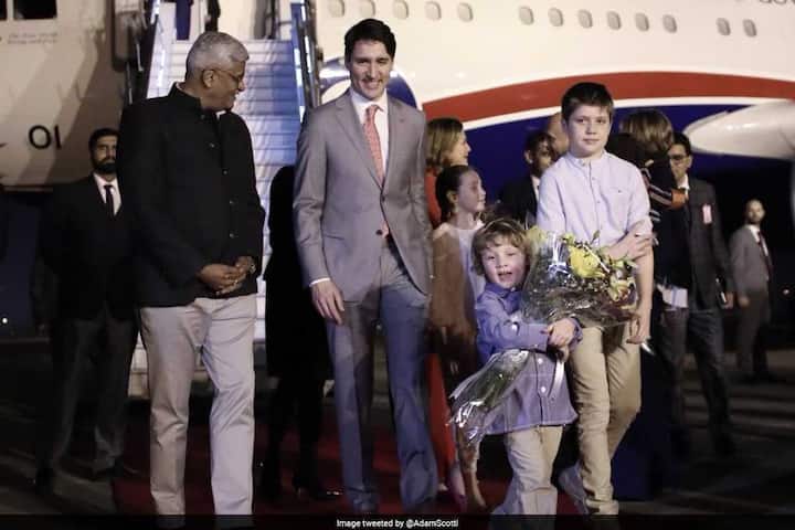 हैड्री की ये तस्वीर भी खूब पसंद की जा रही है. एयरपोर्ट पर बुके हाथ में लेकर वो कुछ इस तरह बाहर निकलते कैमरे में कैद हो गए.