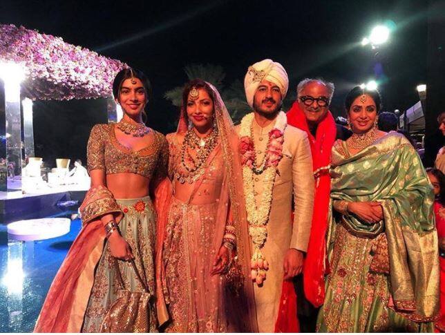 यहां पर शादी के दिन दुल्हा और दुल्हन के साथ श्रीदेवी तस्वीर भी क्लिक कराई थी. साथ में पति बोनी कपूर भी मौजूद थे.