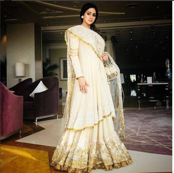 ये खबर सुनकर पूरा बॉलीवुड सदमें है. जैसे ही उनके मौत की खबर मिली सोशल मीडिया पर उनके फैंस को इस पर यकीन ही नहीं हो रहा. संजय कपूर ने एबीपी न्यूज़ से इस खबर की पुष्टि की है. संजय कपूर ने कहा है कि वो दुबई से शादी अटेंड करके मुंबई वापस आ चुके थे लेकिन ये खबर मिलते ही वो फिर दुबई रवाना हो गए हैं.