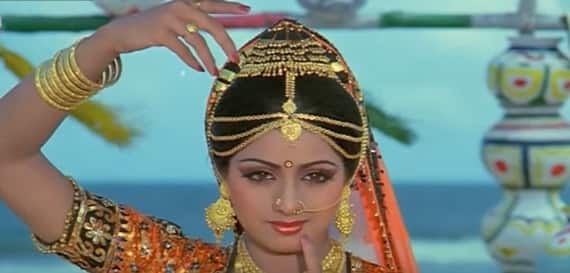 इसके बाद साल 1983 में आई एक फिल्म 'हिम्मतवाला' में श्रीदेवी ने 'नैनो में नैना' गाने में जो डांस किया तो उन्हें दर्शकों ने ही नहीं बल्कि फिल्म इंडस्ट्री का दिल मोह लिया था क्योंकि ये 90s का अपने में ही बहुत अलग गाना था.
