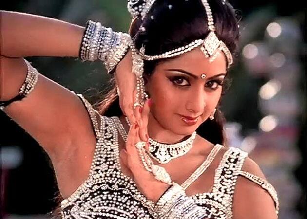 'हिम्मतवाला' (1983) : 'सोलवां सावन' फिल्म से बॉलीवुड डेब्यू करने वाली श्रीदेवी को किसी फिल्म ने घर घर में पहचान दिलाई तो वो थी फिल्म 'हिम्मतवाला'. इस फिल्म के बाद तो जैसे श्रीदेवी का स्टारडम दिनों दिन बढ़ता गया. इस फिल्म के बाद श्रीदेवी के नाम से ही फिल्में हिट होने लगी थीं.