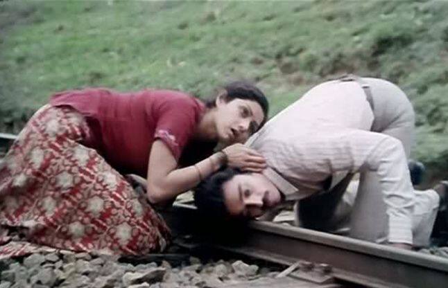 'सदमा' (1983) : 'हिम्मतवाला' के बाद श्रीदेवी की फिल्म 'सदमा' को भी काफी पसंद किया गया. इस फिल्म में उनके साथ कमल हासन और गुलशन ग्रोवर ने काम किया था. फिल्म में श्रीदेवी के किरदार को सभी ने काफी सराहा था साथ ही फिल्म ने जबरदस्त प्रदर्शन भी किया था.