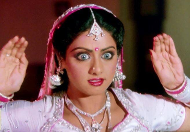 नगीना (1985) : श्रीदेवी ने नागिन रोल के लिए बेहिसाब तारीफें बटोरी. फिल्म से भी ज्यादा श्रीदेवी का वो डांस लोकप्रिय हुआ जो उन्होंने अमरीश पुरी की बीन पर किया था. गाने का टाइटल है, 'मैं तेरी दुश्मन, दुश्मन तू मेरा...'. इस गाने में श्रीदेवी के डांस और एक्सप्रेशन की फैंस आज भी तारीफें करते नहीं थकते हैं.