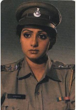 'जवाब हम देंगें' फिल्म में श्रीदेवी एक पुलिस इंस्पेक्टर की भूमिका में थीं.