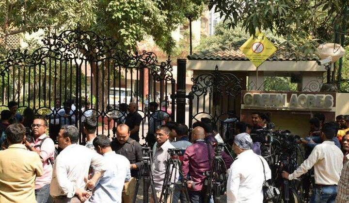  ये मुंबई स्थित श्रीदेवी के घर के बाहर की तस्वीर है जहां उनके निधन के बाद मीडिया और फैंस का जमावड़ा लगा हुआ है. सभी फोटो (मानव मंगलानी)