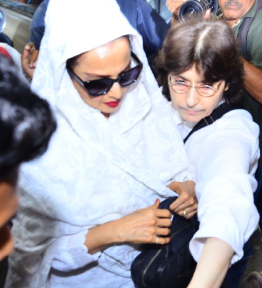 बॉलीवुड की अदाकारा रेखा को बोनी कपूर के घर जाते हुए देखा जा सकता है. 