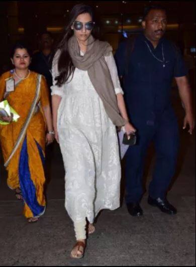 सोनम कपूर भी श्रीदेवी के साथ दुबई में मोहित मारवाह की शादी में शामिल होने गई हुईं थी. फिलहाल फिल्म की शूटिंग छोड़कर वो भी पूरे परिवार के साथ हैं. 