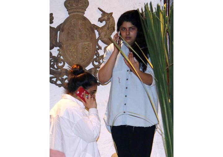 जैसे ही अर्जुन को इस बात की खबर मिली वो मुंबई लौट आए और दोनों बहनों से मिलने अनिल कपूर के घर पहुंचे.