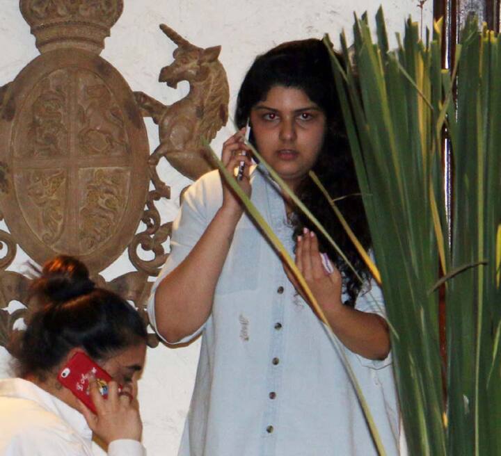 जब अंशुला किसी से फोन पर बात कर रही थीं उसी दौरान उन्हें क्लिक किया गया.