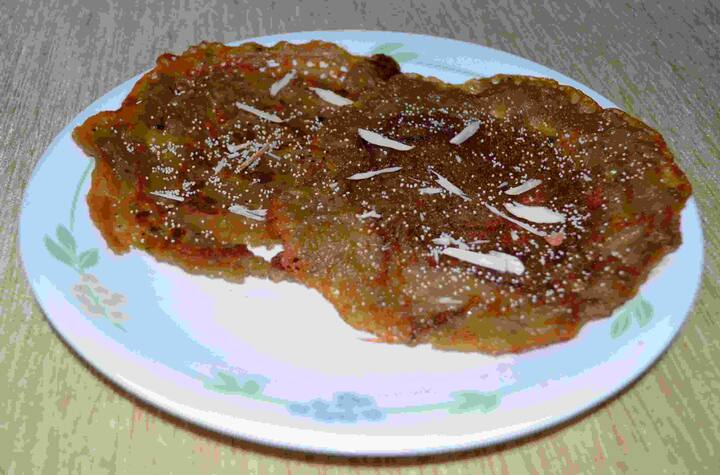 मालपुआ- होली का मजा दोगुना करना है तो घर पर ही मालपुआ बनाएं. ये एक ऐसा व्यंजन है जिसे बनाना बहुत ही आसान है. मालपुआ को बनाने में दूध, चीनी, मैदा, सूजी और हरी इलायची पड़ती है. इसे आप ठंडी खीर के साथ खा सकते हैं.