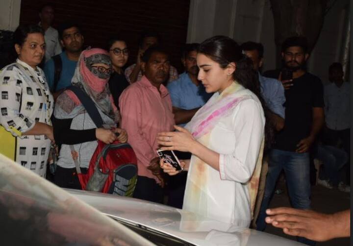 ऐसे में श्रीदेवी की बड़ी बेटी जाह्न्वी कपूर के करीबी दोस्त सारा अली खान और ईशान खट्टर भी जाह्न्वी कपूर से मिलने अनिल कपूर के घर पहुंचे. (तस्वीर: मानव मंगलानी)