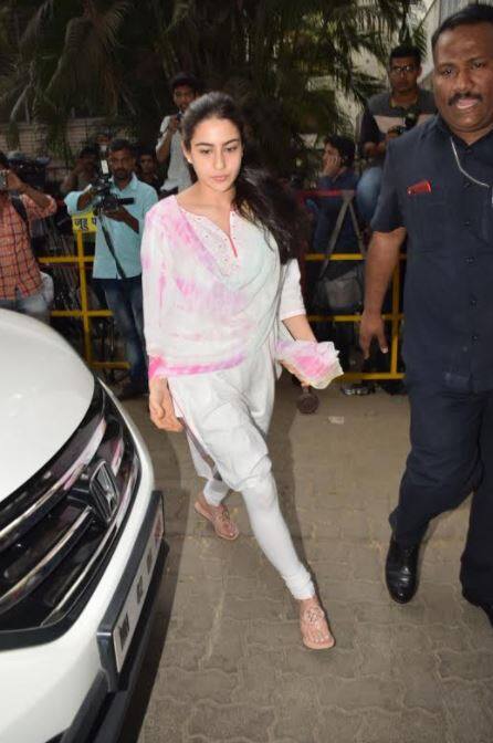 ऐसे में कई सेलिब्रिटीज से सोशल मीडिया पर ट्वीट के जरिए श्रीदेवी को श्रद्धांजलि दी तो कई सेलिब्रिटीज खुद को उनके घर जाए बिना नहीं रोक पाए. (तस्वीर: मानव मंगलानी)