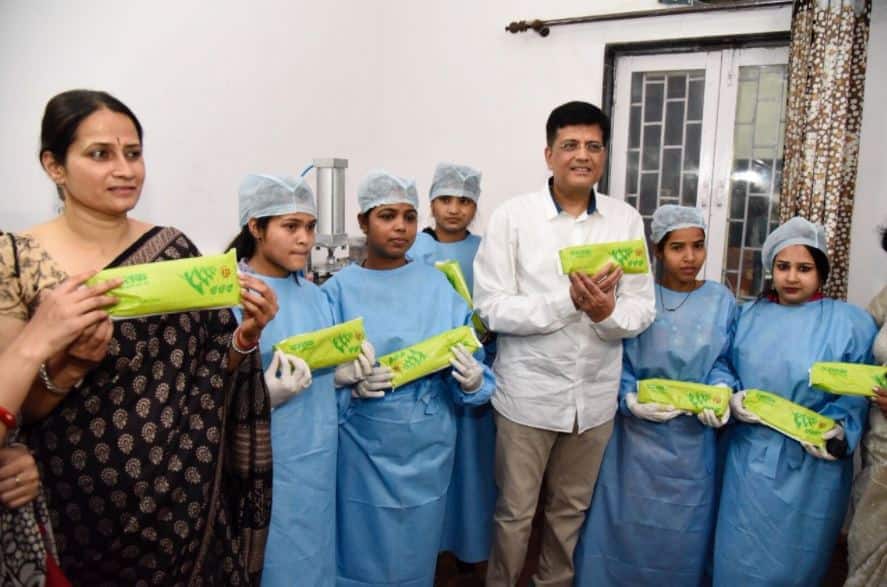 International Women’s Day: railway is ready to install 200 pads vending machine countrywide railway stations 200 पैड वेंडिंग मशीनें लगाने की तैयारी में है रेलवे